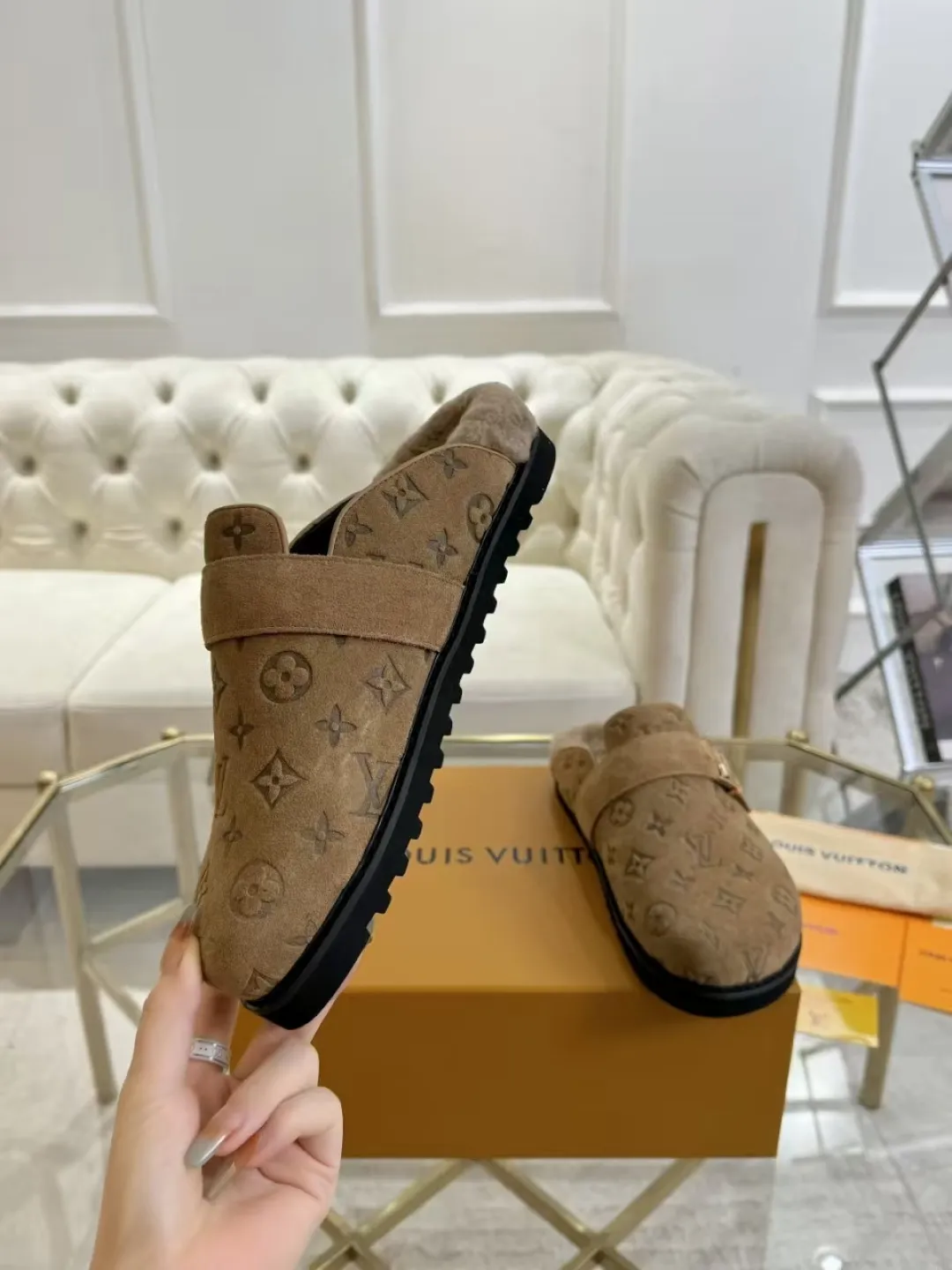 p600✨ LV Couple’s Wool Slippers｜Full of high-end feel, the soles of your feet are luxurious✨ We have achieved the ultimate restoration of the "higher version" of this pair of LV classic toe-toe slippers! 👫💫 🌟 The core advantages are clear at a glance: ✔️ Original jacquard + cowhide fabric, delicate texture, high-end at first glance; ✔️ 280% pure wool lining, wearing barefoot is like stepping on clouds ☁️, soft and skin-friendly and not sweaty; ✔️ Non-slip rubber bottom + three-dimensional toe design, super stable for walking, fashionable and practical!  👀 Must-have attention to detail: Belt buckle + classic LV presbyopic elements, revealing the aura of a big-name brand in a low-key manner ~ Whether it is a couple dating or a trip with besties, both of them are the focus when they go out👟💖 ✨ Easily match the wardrobe: jeans + sweaters, lazy and casual style ✔️ Coat + skirt, refined and elegant ✔️ One pair of shoes can handle a variety of styles, and the sense of luxury is never artificial ~ #LV slippers #couple outfit #High-End Customization #Quality Shoes Recommendation Fabric: Yangjing/classic jacquard fabric Lining: Imported wool lining Sole: Original rubber sole Size: Female 35-41 Male 38-46